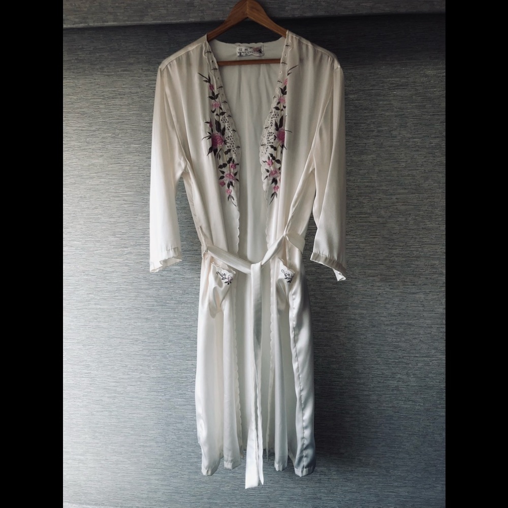 Vintage❣️Yisifushi Ivory Robe with Embroidered Flowers